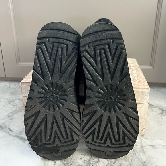 UGG® Classic Short II, Size Women’s 8 - Picture 8 of 10